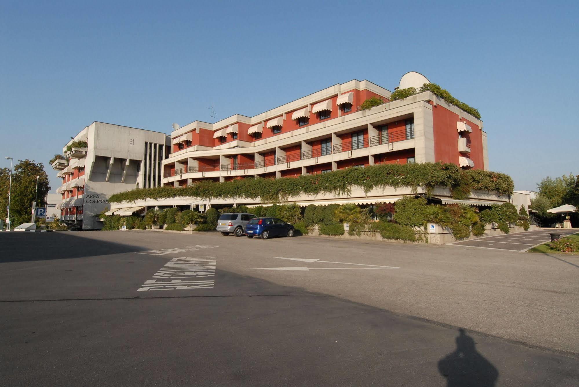 לניאגו Hotel Pergola מראה חיצוני תמונה