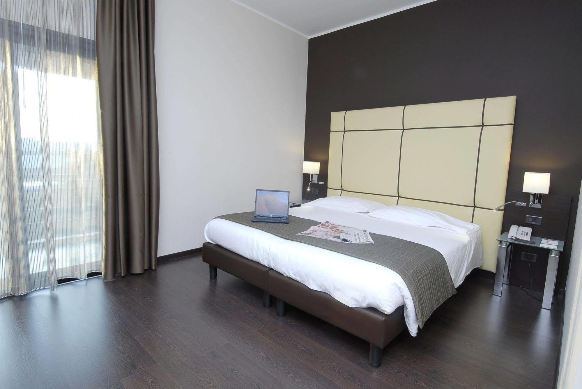 לניאגו Hotel Pergola מראה חיצוני תמונה